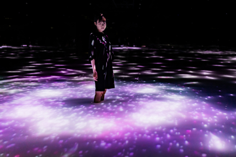 52160734_PLANETS_Drawing_on_the_Water_Surface_Created_by_the_Dance_of_Koi_and_People-Infinity_03.jpg