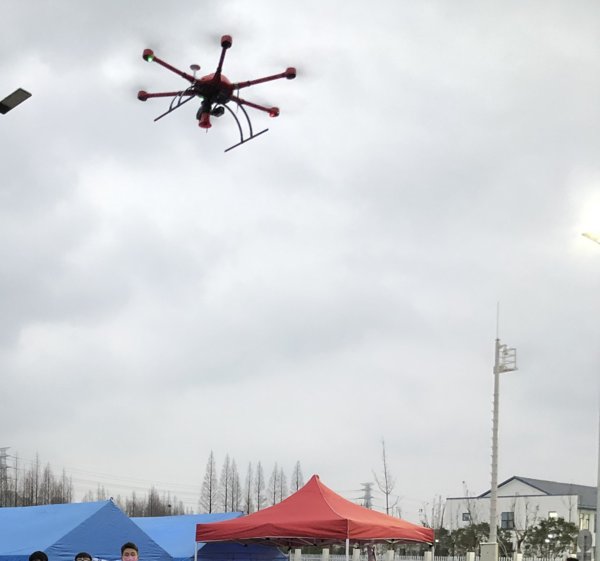Dron MMC dengan megafon melakukan penyiaran udara 