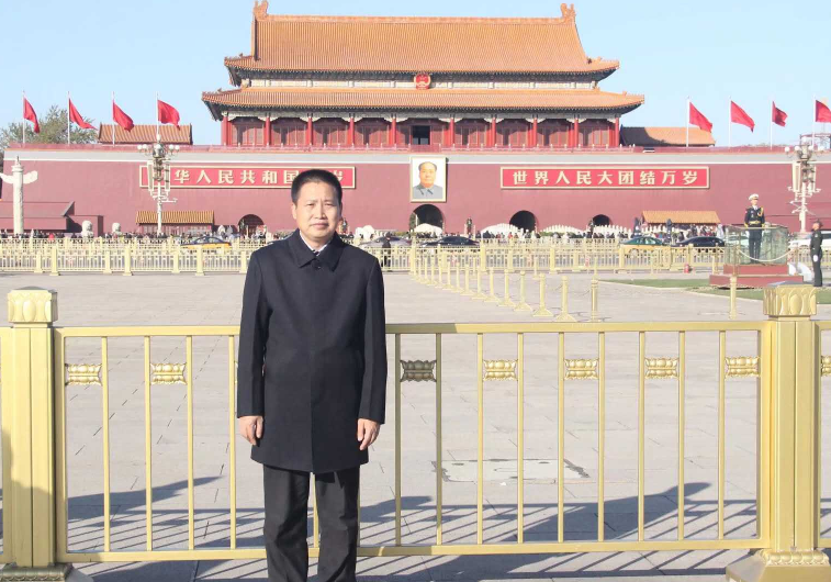 Mr. Huang Feiye presents the 
